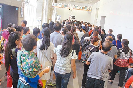 禁令發威! 陸客來台上月跌近五成